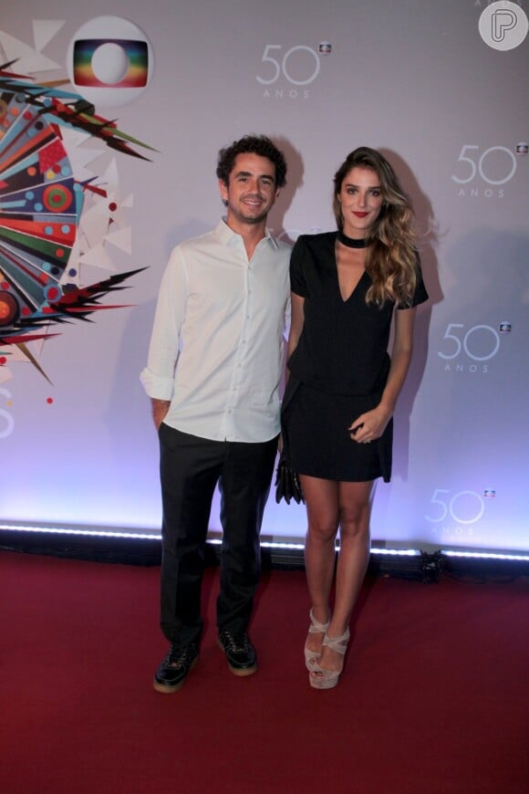 Felipe Andreoli e Rafa Brites, usando um vestido da grife Lilly Sarti, posaram juntos na festa dos 50 anos da Globo no Maracanãzinho