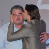 Otávio Augusto ganhou beijo no rosto de Murilo Rosa ao chegar na festa dos 50 anos da emissora