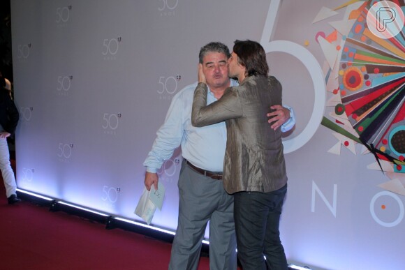 Otávio Augusto ganhou beijo no rosto de Murilo Rosa ao chegar na festa dos 50 anos da emissora