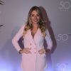 Luma Costa, do elenco de 'Pé na Cova', deixou as pernas à mostra em um vestido rosa