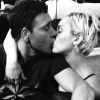 Miley Cyrus beija homem em festa privada em Los Angeles, nos Estados Unidos, na madrugada desta sexta-feira, 24 de abril de 2015