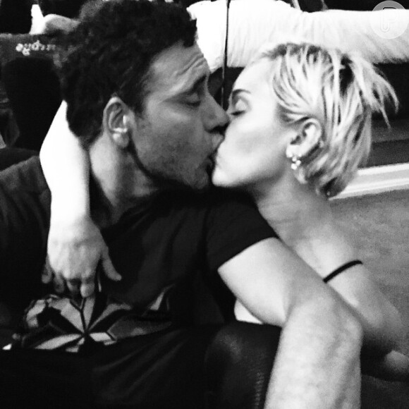 Miley Cyrus beija homem em festa privada em Los Angeles, nos Estados Unidos, na madrugada desta sexta-feira, 24 de abril de 2015