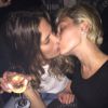 Miley Cyrus beija mulher e é clicada por amigo em festa secreta, em Los Angeles, nos Estados Unidos