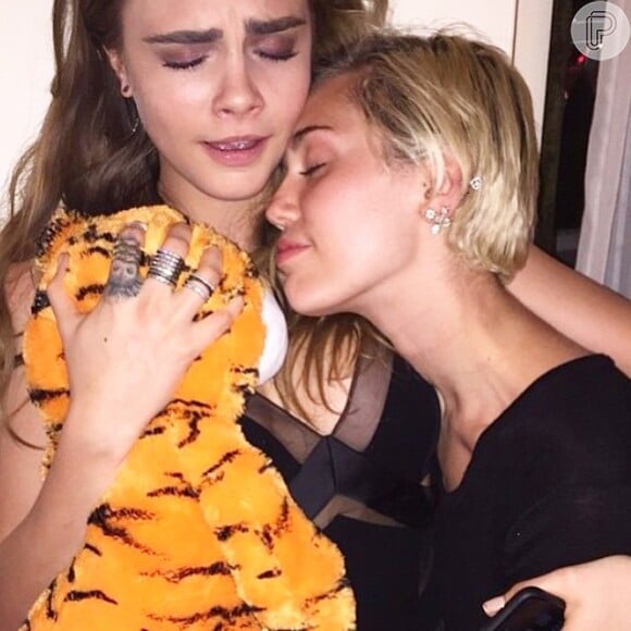 Miley Cyrus e Cara Delevingne posam juntas em festa, em Los Angeles
