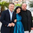 Alec Baldwin e Hilaria Thomas posaram para foto ao lado do diretor James Toback, no Festival de Cannes