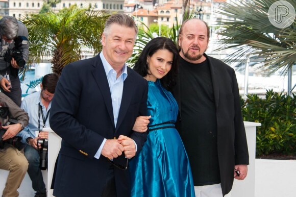 Alec Baldwin e Hilaria Thomas posaram para foto ao lado do diretor James Toback, no Festival de Cannes