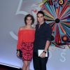 Rafael Vitti e Isabella Santoni foram juntos à festa dos 50 anos da Rede Globo