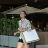 Débora Nascimento passeia em shopping do Rio com as pernas à mostra e toma sorvete