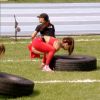 Viviane Araújo cai ao tentar levantar pneu