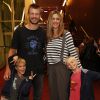Fernanda Lima e Rodrigo Hilbert foram com os filhos ao teatro e gêmeos se divertiram, neste sábado (25 de abril de 2015)