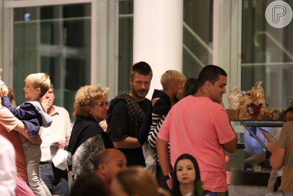 Após espetáculo, Fernanda Lima e Rodrigo Hilbert foram lanchar com os filhos em shopping