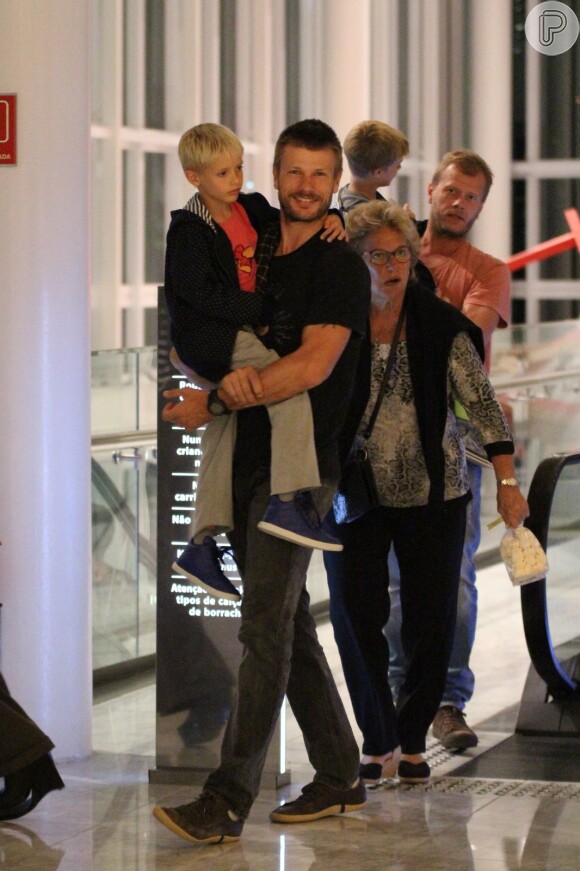 Após espetáculo, Fernanda Lima e Rodrigo Hilbert foram lanchar com os filhos em shopping