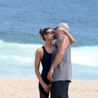 Fernanda Lima e Rodrigo Hilbert trocam beijos e jogam vôlei em praia do Rio