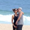 Entre jogadas, Fernanda Lima e Rodrigo Hilbert trocaram beijos na praia do Leblon