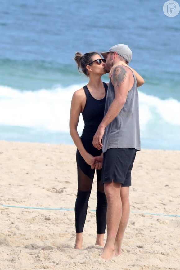 Entre jogadas, Fernanda Lima e Rodrigo Hilbert trocaram beijos na praia do Leblon