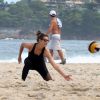 Fernanda Lima e Rodrigo Hilbert trocaram beijos e jogaram vôlei juntos na praia no Leblon, Zona Sul do Rio de Janeiro, na tarde deste domingo, 26 de abril de 2015