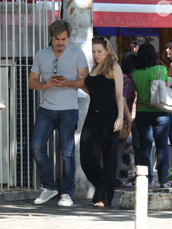 Edson Celulari aproveitou o domingo para passear com a namorada, Karin Roepke, na Barra da Tijuca, Zona Oeste do Rio de Janeiro, na tarde deste domingo, 26 de abril de 2015