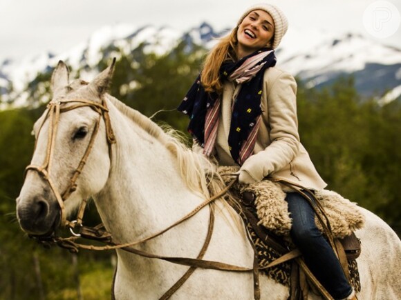 Júlia (Isabelle Drummond) sai para fazer um passeio a cavalo com Felipe (Michel Noher), na novela 'Sete Vidas'