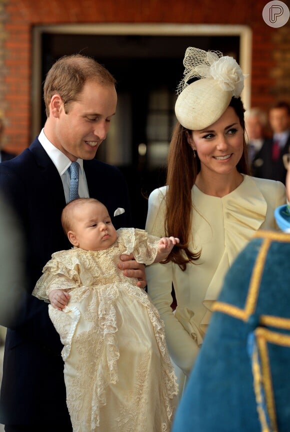 O casal batizou o primeiro herdeiro, George, no palácio de Saint James, em Londres, em outubro de 2013