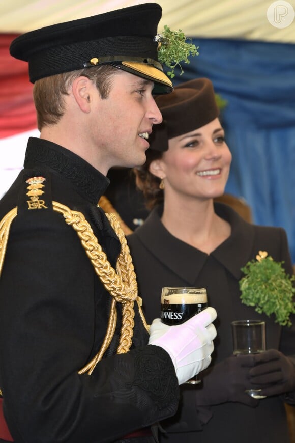 Kate e William tomaram cerveja em evento na Inglaterra em março de 2015