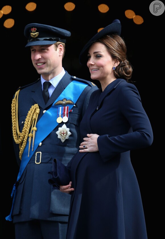 Acompanhada do marido, Kate exibiu em evento militar a barriga da segunda gravidez, em março de 2015