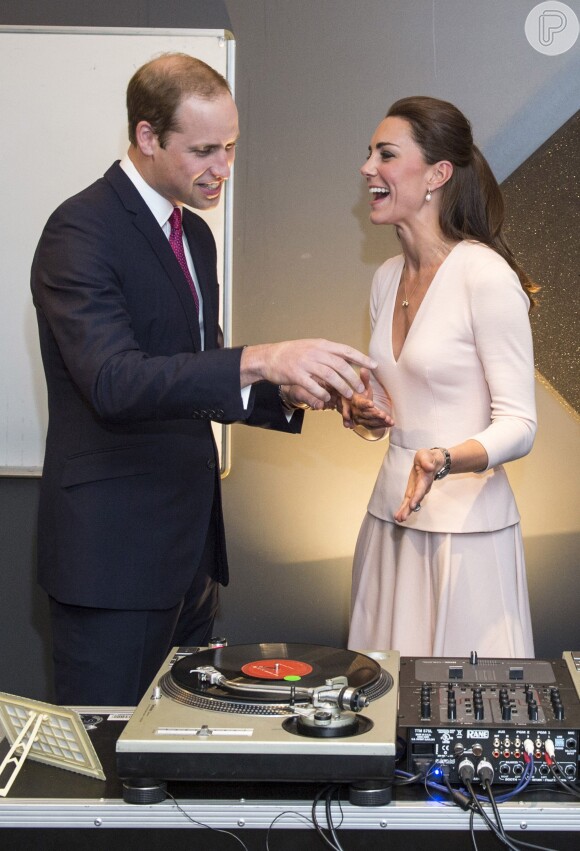 Em visita à Austrália, em abril de 2014, o casal arriscou a comandar as pick-ups do DJ Shane Peterer