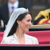 Em seu casamento, Kate subiu ao altar usando um estonteante vestido de noiva Alexander McQueen