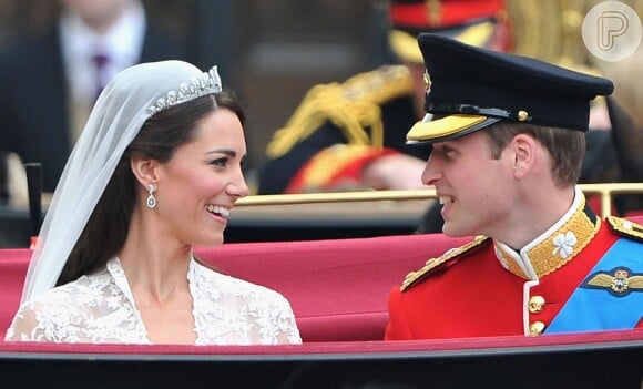 Em seu casamento, Kate subiu ao altar usando um estonteante vestido de noiva Alexander McQueen