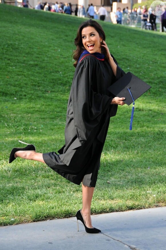 Eva Longoria comemorou no twitter a graduação em Mestre pela Universidade do Estado da California, em 22 de maio de 2013