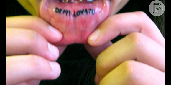 Fã de Demi Lovato tatua o nome da artista nos lábios
