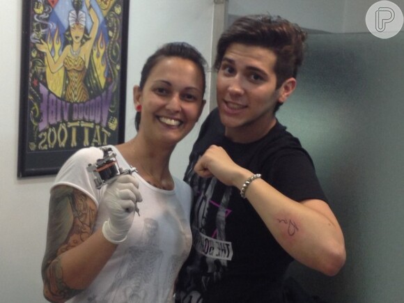 fã de Lady Gaga tatua o autógrafo da artista no braço