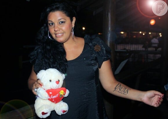 Fã de Paula Fernandes tatua nome da cantora no braço