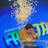 João Guilherme, filho do apresentador, deu um banho de pipoca no pai em uma simulação do 'Desafio do Balde de Gelo'