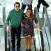 Estiloso! Em um passeio no shopping com a mulher, Luciana Cardoso, o apresentador da TV Globo optou por combinar os sapatos azuis cintilantes com o cinto, da mesma cor