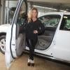 Danielle Winits posa com um Dodge Durango branco, avaliado em R$ 200 mil, que foi emprestado à atriz, em 23 de maio de 2013