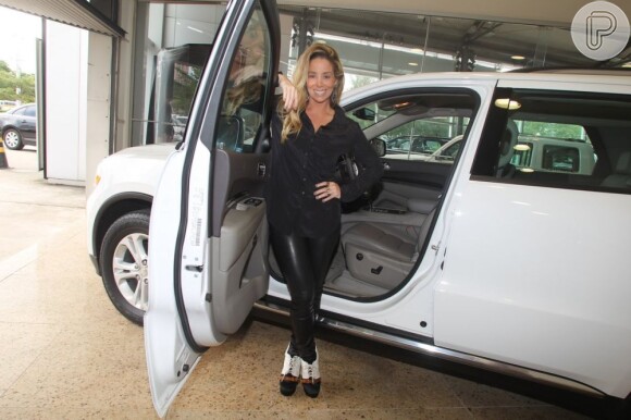 Danielle Winits posa com um Dodge Durango branco, avaliado em R$ 200 mil, que foi emprestado à atriz, em 23 de maio de 2013