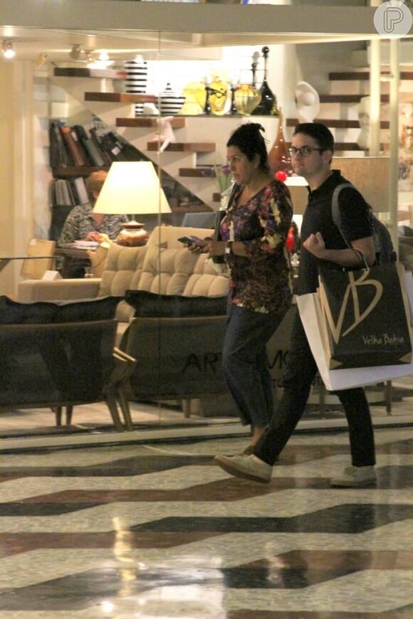 Regina Casé vai a shopping do Rio com look descolado e sem maquiagem