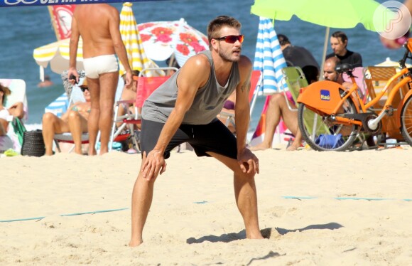 Rodrigo Hilbert joga vôlei de praia no Leblon, Zona Sul do Rio de Janeiro