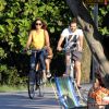 Camila Pitanga passeia de bicicleta com a filha, Antonia, e o namorado, Sérgio Siviero