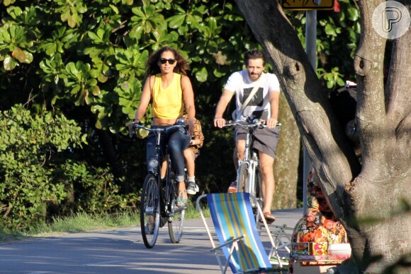Camila Pitanga passeia de bicicleta com a filha, Antonia, e o namorado, Sérgio Siviero