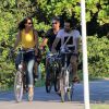 Camila Pitanga passeia de bicicleta na Lagoa Rodrigo de Freitas, no Rio de Janeiro, com a filha, Antonia, e o namorado, Sérgio Siviero