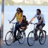 Camila Pitanga passeia de bicicleta na Lagoa Rodrigo de Freitas, no Rio de Janeiro, com a filha, Antonia, e o namorado, Sérgio Siviero