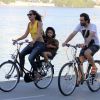 Camila Pitanga carrega a filha, Antonia, na bicicleta