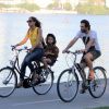 Camila Pitanga passeia de bicicleta na Lagoa Rodrigo de Freitas, no Rio de Janeiro, com a filha, Antonia, e o namorado, Sérgio Siviero, em 3 de maio de 2015