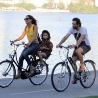 Camila Pitanga, de 'Babilônia', pedala acompanhada da filha e do namorado, no RJ