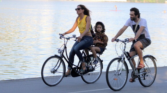 Camila Pitanga, de 'Babilônia', pedala acompanhada da filha e do namorado, no RJ