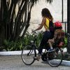 Antonia, filha de Camila Pitanga, passeia de bicicleta com a mãe no Rio de Janeiro