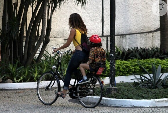 Antonia, filha de Camila Pitanga, passeia de bicicleta com a mãe no Rio de Janeiro