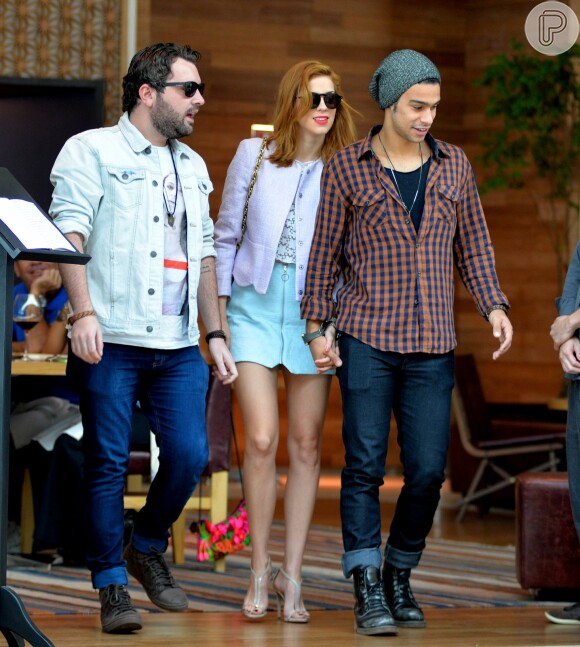 Sophia Abrahão passeia de mãos dadas com o namorado, Sergio Malheiros, em shopping do Rio de Janeiro, em 3 de maio de 2015