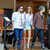 Sophia Abrahão passeia de mãos dadas com o namorado, Sergio Malheiros, em shopping do Rio de Janeiro
